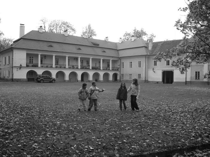 Kromě památek tu máme fotbalové hřiště, pumpu, obchod, stáj, hospodu a školu. Ve znaku naší obce je černý kůň ve ţlutém tvaru.