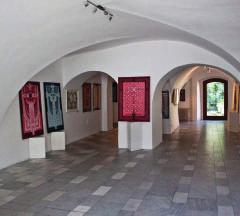 Galerie FONS Adresa: Pernštýnské nám. 51, 530 02 Pardubice Telefon: +420 467 003 111 Otevírací doba: celoročně Po Pá 08:00 18:00 www.stapro.cz/galerie Výstavní prostor Mázhaus Adresa: Pernštýnské nám.