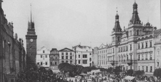 Střípky historie Pardubice leží na soutoku řek Labe a Chrudimky. První dochovaná zmínka o existenci Pardubic pochází z roku 1295.
