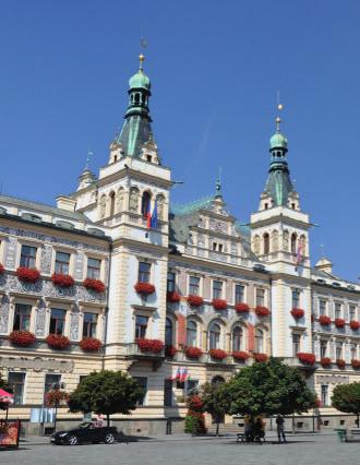 116, ve kterém v 16. století bývala radnice. Zachoval se zde gotický opěrný oblouk nad ústím do Bartolomějské uličky. V jeho třech kaplích jsou vyobrazeny postavy panoše, šaška a šlechtičny.