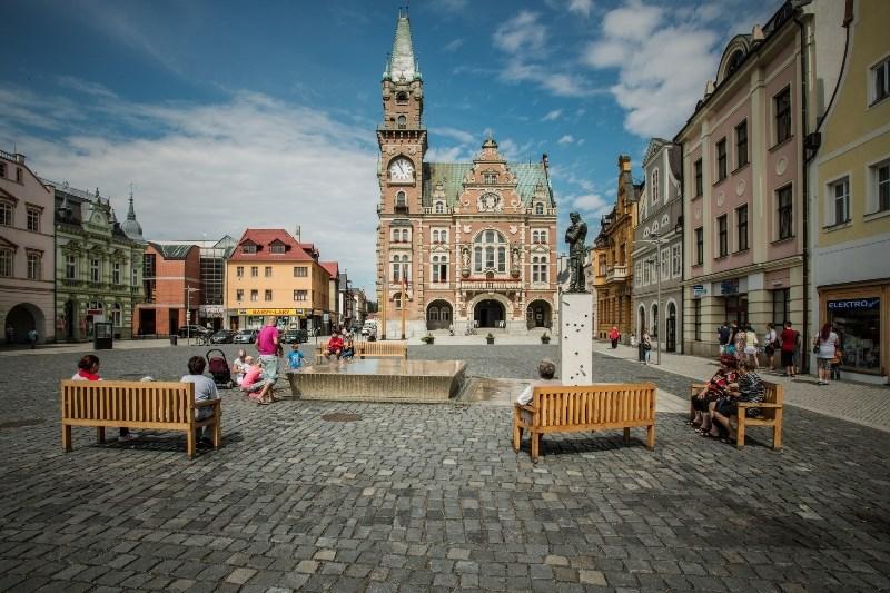 bylinné sirupy, sedm druhů piva z místního pivovaru Chomout, likér Jakamarus z těšetické likérky, česnekový extrakt, šnečí paštiku a mnoho dalších produktů od místních výrobců.
