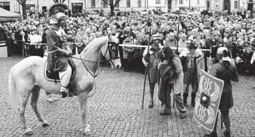 Skulptura znázorňující J. A. Baťu ve věku dvanácti let je z rukou sochaře Romana Bučka.