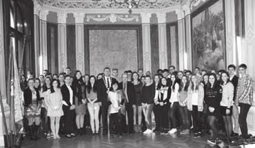 Slavnostní přijetí Slavnostní přijetí studentů gymnázia Studenty uherskohradišťského gymnázia přijel dne 12. listopadu 2015 v obřadní síni radnice starosta města Stanislav Blaha.