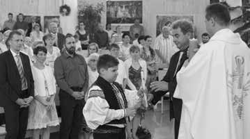 VYSVĚTLENÍ SYMBOLIKY V EVANGELIÍCH A DALŠÍCH TEXTECH NOVÉHO ZÁKONA NAROZENÍ KRISTA Při vstupu do chrámu po pravé ruce uvidíme ve skleněném plášti nahoře něžné motivy.