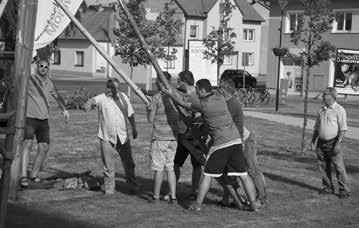 tradičně dnem, kdy se ve Starém Městě kácí máj. V neděli po ukončení programu a dětského dne se folkloristé a celá řada nadšenců společnými silami vrhli na kácení máje.