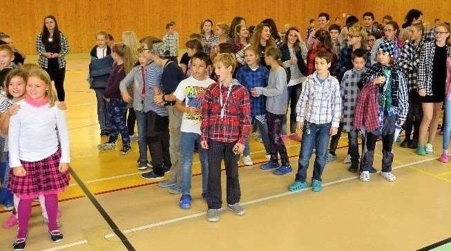 KOSTIČKOVÝ DEN V pátek 13.10. se na naší škole konal Kostičkový den. Každý měl přijít v oblečení, které na sobě mělo kostky.