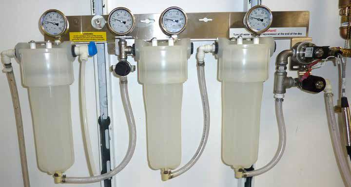 Výměna vodního filtru VAROVÁNÍ: Vyměňujte vždy pouze jeden filtr v daném čase. Při výměně vodního filtru se nejdříve ujistěte, že vyměňovaný filtr je stejný jako ten, který budete vkládat.