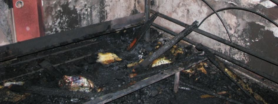 Užívejte výhradně topiva pro dané topidlo určené, nezapalujte pomocí vysoce hořlavých látek (např. benzínu) a netopte např. odpady, plasty apod.