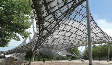 Centrum Mníchova poskytlo kultúrne vyžitie vo svojich početných galériách ako napríklad Pinakothek der Moderne (arch. S. Braunfels, 2002, výstava Paul Klee), Lenbachhaus (arch. N.
