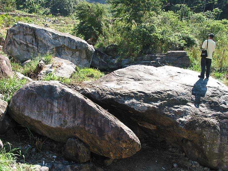 16) FLOW OF SILTY SOILS AND DEBRIS DUE TO THE IMPACT OF HEAVY