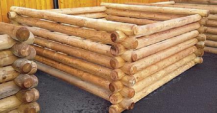 frézovaných dřevěných půlpalisád (půlválců) o průměru 10 cm, mezery 2 cm Kompostér z půlkuláčů 240 x 240 x 80 cm, vnitřní rozměr 215 x 215 x 80 cm (užitný objem 3,70 m 3 ) kompostér je složen z 28 ks