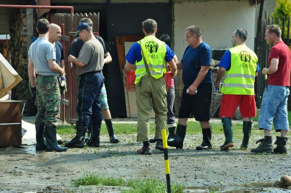 Jakub Dostál, Josef Koláček Obrázek 4: Dobrovolníci při povodních 2013 Zdroj: ADRA o. p. s.