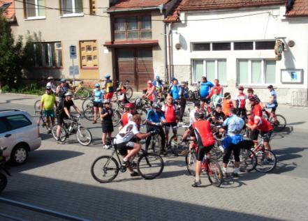 A protože vyjížďka byla zakončena již tradičním Kolobálem Koloparty, nebyla dlouhá. Vydali jsme se pouze na Hlínu.