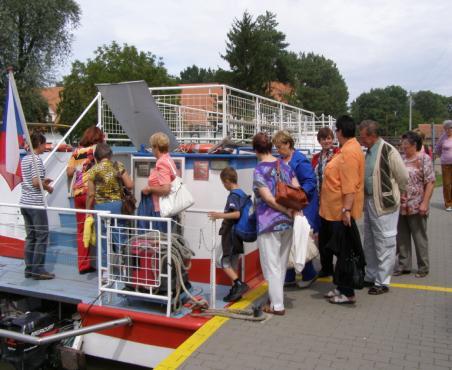 Při zpáteční cestě jsme chtěli navštívit v Čejči vinné sklepy, ale s naším velkým autobusem jsme se tam nedostali, sladkou tečkou proto byla návštěva cukrárny v Mutěnicích, moc pěkná. Druhý zájezd 15.