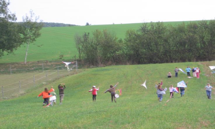 Sportovní kroužek a Výtvarnou dílnu, kde s dětmi pracuje maminka paní Lenka