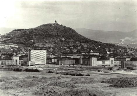 MOST PODŽATECKÁ SÍDLIŠTĚ 2 PŘÍBĚH SÍDLIŠTĚ V roce 1947 přijalo Národní shromáždění zákon o dvouletém plánu hospodářské obnovy ČSR, který se nadále stal závaznou normou poválečné rekonstrukce státu.