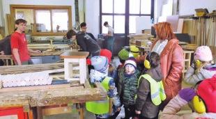 Vystoupení se dětem velice líbilo, společně si zazpívaly několik písniček a měly i možnost vyzkoušet si mikrofon a zahrát si na hudební nástroje.