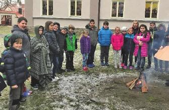 Nechyběly ani bohatě vyzdobené třídy, šatny i chodby.