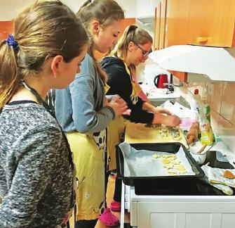Aby vše bylo dokonalé a šik, pracovaly dívky vzájemně na svých účesech, make-upu, manikúře a nechyběla ani konverzace o společenském chování, garderobě a pořadí tanečníků. Děvčata z 9.