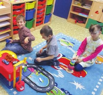 O zařazení dítěte rozhoduje ředitelka školy na základě žádosti zákonného zástupce a písemného doporučení školského poradenského zařízení.