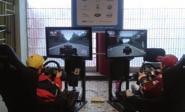 hry, uvnitř formule jsou nainstalovány pedály prostřednictvím počítače lze vybrat jakýkoliv