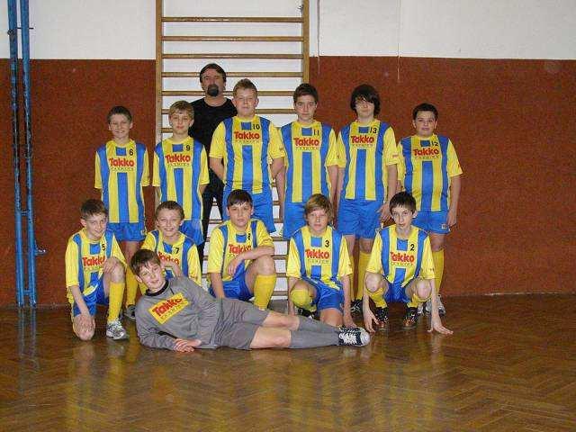 Futsal Futsal je halová obdoba fotbalu. Vznikl v Brazílii původně jako sport fotbalových veteránů. Po fotbalové kariéře se přemístili hráči z trávníků do menších ploch, do hal.