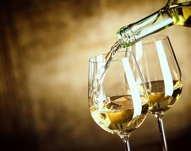 3 2018 AKTUALITY Každý Čech vypije ročně 20 litrů vína. Gurmáni příliš nejsme foto: shutterstock Víno je pro Čechy stále lákavější nápoj.