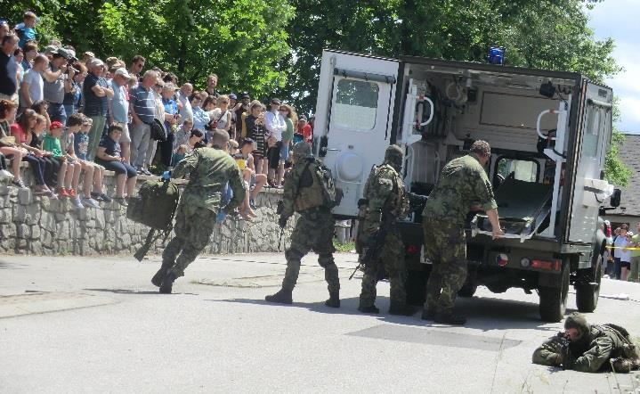 ukázkou zásahu, techniky a zbraní.