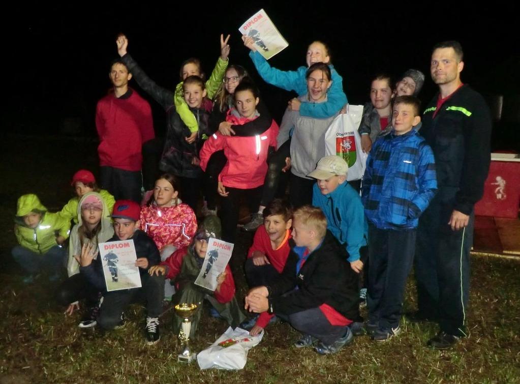 a až nastala úplná tma, začalo se soutěžit. Přijelo 9 družstev mladších a 17 družstev starších dětí. Téměř do půlnoci trvalo první kolo.