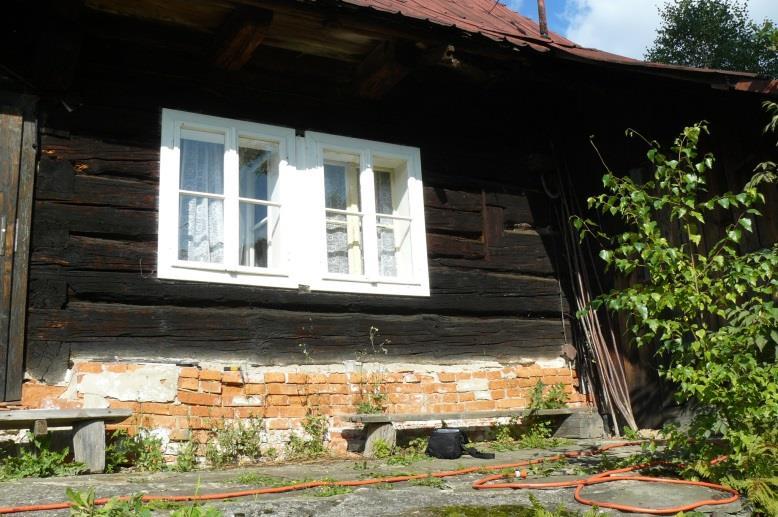 b) Nahrazení dřevěnou plombou nebo protézou Při použití plomby nebo protézy je třeba dbát na to, aby obdobně jako u výměny trámu byl použit stejný druh dřeva a opracovaný shodně jako vydlabané místo.