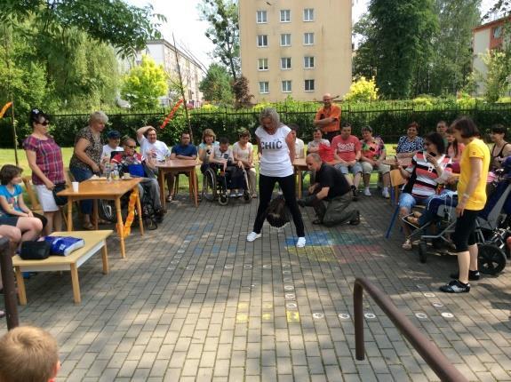 Zahrada žije Požárníci Tabulka 7 Počet zaměstnanců Vedoucí střediska 0,75 Sociální pracovník 0,75 Vychovatel 1 Zdravotní sestra 1 Pracovník v sociálních službách 7,25 Kuchařka 1 Hospodářka 0,25