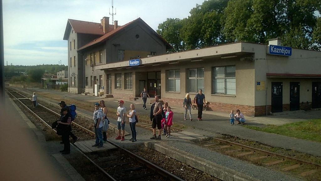Obrázek 5 - Venkovní prostory ŽST Kaznějov, foto: Autor, 2016 7.1.2 ŽST Plasy Železniční stanice Plasy je sousední stanicí se ŽST Kaznějov a je dopravně neobsazená.