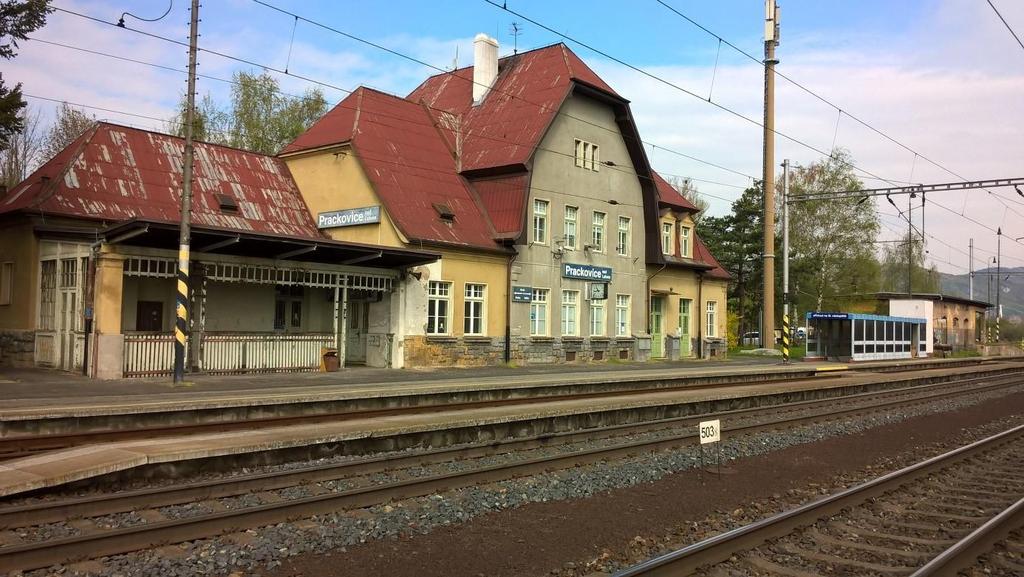 vizuální informační tabulí, o zpoždění a mimořádnostech jsou cestující informování staničním rozhlasem. Obrázek 8 - ŽST Prackovice nad Labem (neobsazená dopravna), foto: autor, 2017 7.
