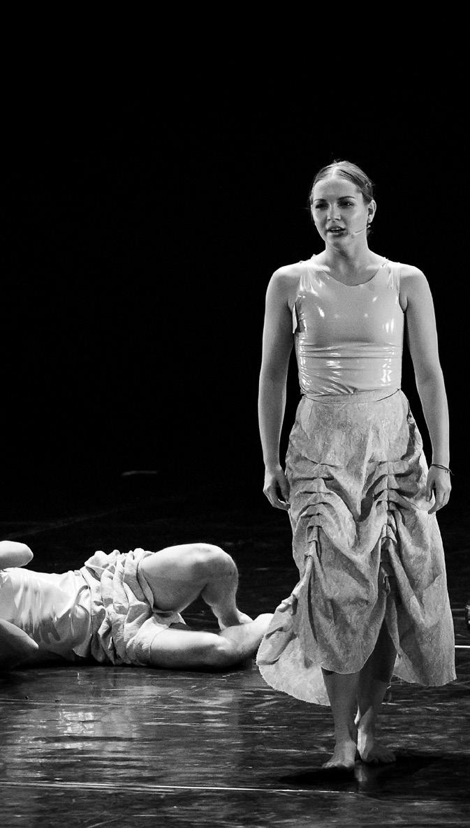 PARADISO VÁCLAV KUNEŠ 6.4. 20.00 PONEC DIVADLO PRO TANEC ČESKÁ TANEČNÍ PLATFORMA CZECH DANCE PLATFORM 30 MIN Foto / Photo: Michal Hančovský Radost která nás nutí zpívat a tančit.