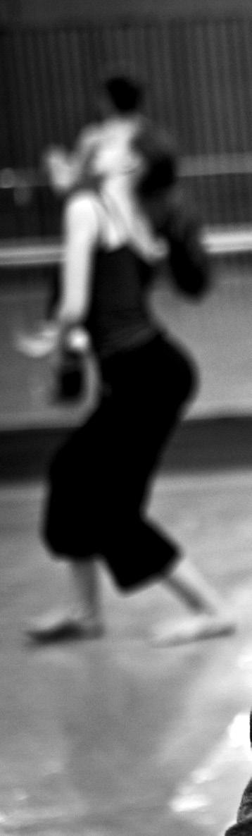 LIDÉ V POHYBU STUDIO NOVÉ SCÉNY Foto / Photo: Pavel Hejný PEOPLE IN MOTION NEW STAGE STUDIO Nebaví vás jen přihlížet, jak to na jevišti rozjíždíme my?