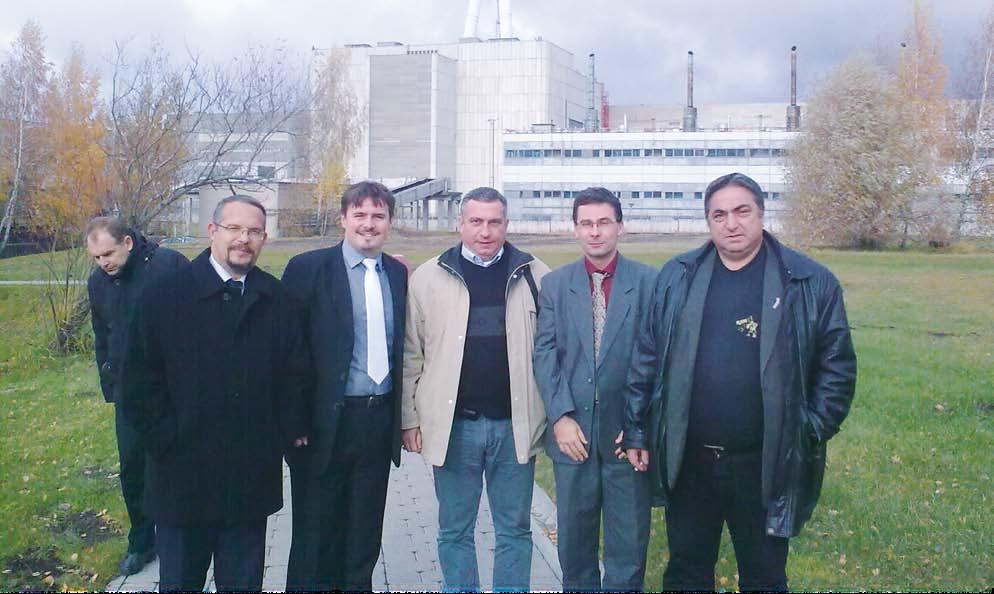 jadro vo svete Tri elektrárne spojil rovnaký osud Zástupcovia spoločnosti JAVYS a bulharského Kozloduja pred jadrovou elektrárňou v Ignaline. Mgr.