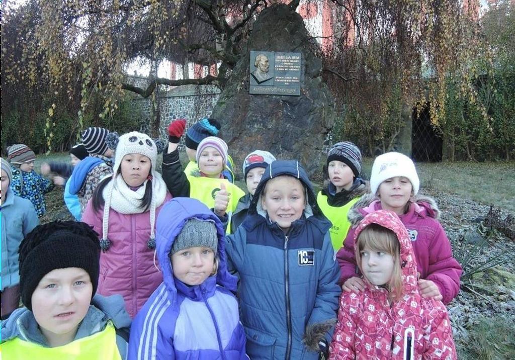 13. Zájmové útvary Ve školním roce 2016/2017 měli žáci možnost se uplatnit v Pěveckém sboru Skaláček, Pěveckém sboru Skalka a v Přeštických flétničkách (hudební kroužek), při cvičení při hudbě,