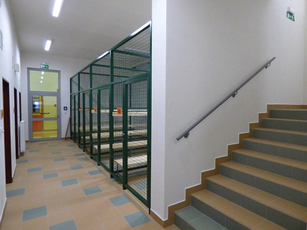Přístavba v Rebcově ulici šatnový blok V areálu 2. stupně Na Jordáně: V areálu 2. stupně Na Jordáně byla vybudována dlouho očekávaná a potřebná druhá učebna cvičné kuchyně.