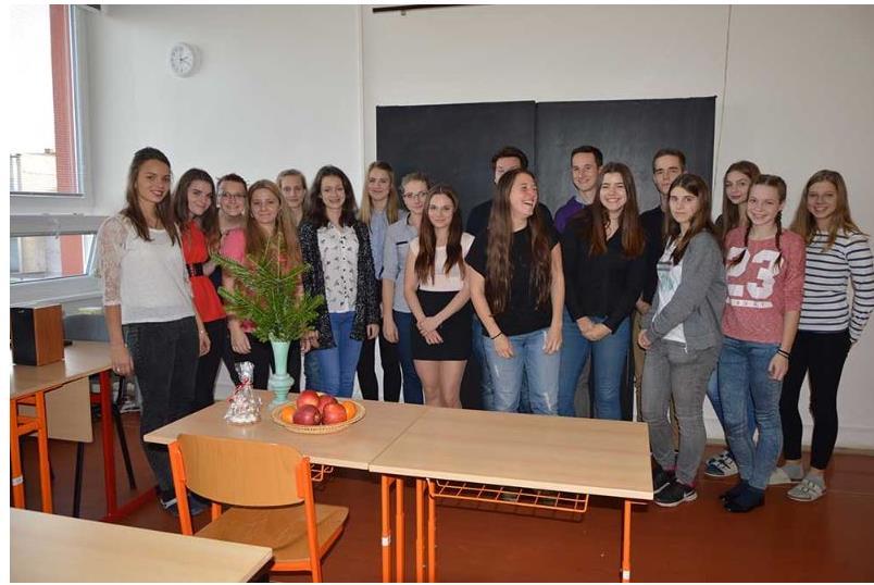 k divadlu jako specifickému literárnímu a uměleckému druhu, ale i k literatuře obecně, ke kultuře, ke kultuře tohoto regionu a posilujeme u nich estetické vnímání.