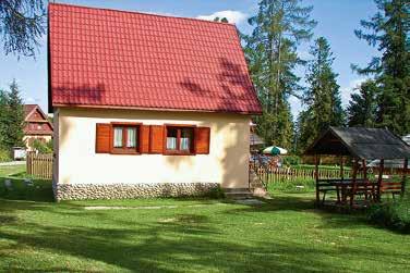 lůžko, obytná místnost 1x přistýlka - rozkl. gauč (kuchyň. kout, jídelní kout), samost. WC, koupelna (WC, sprch. kout, umyvadlo). El. vařič (2 plot.