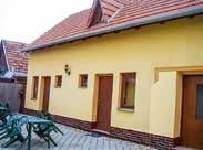 5150_1 Přízemí: kuchyň 5 m 2, obývací ložnice 2x samostatné lůžko 1x manželské lůžko (terasa 12 m 2 ), koupelna (WC, sprchový kout). El. vařič (2 plot.