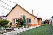 5233_3 Přízemí: obytná místnost 20 m 2 1x samost. lůžko 1x manžel. lůžko (kuchyň. kout, terasa), koupelna (WC, sprch.kout). Plyn. vařič (2 plot.), chladnička (60 l), mrazicí box, varná konvice. TV.
