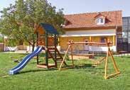 Terasa 8 m 2, sauna, dětský bazének, krb v obývacím pokoji, kachlová kamna v kuchyňi, ohniště, gril přenosný, posezení, dřevěný zahradní nábytek, dětská houpačka, uzamykatelný prostor pro kola,