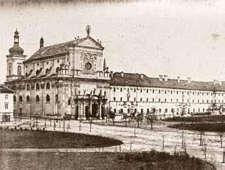 Kaple Božího těla, obklopená malým hřbitovem, byla od roku 1403 v majetku univerzity a v roce 1622 byla předána do správy Tovaryšstvu Ježíšovu, tedy jezuitskému řádu, Dominantou náměstí byla a dodnes