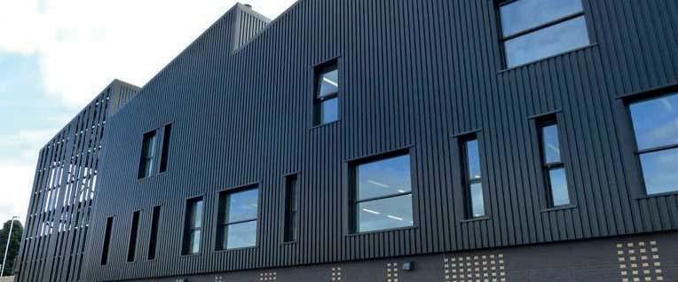BARNSLEY COLLEGE VELKÁ BRITÁNIE POLYVINYLIDENE FLUORIDE (PVDF) PVDF je prémiový stavební produkt tvořený vysoce stabilní pryskyřicí.