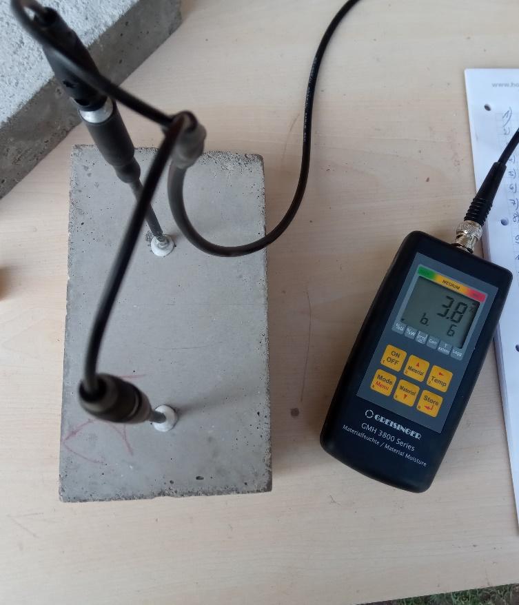 materiál a nelze do něj zapíchnout měřící hroty, tím se zvýší odpor mezi přístrojem a materiálem, vzhledem k tomu, že s klesající vlhkostí roste elektrický odpor materiálu, lze předpokládat i nižší