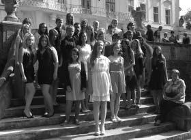 Vycházející žáci školní rok 2011-2012. Paní učitelky věnují pozornost ekologickým aktivitám, spolupracují s městskou knihovnou, s CHKO Lužické hory, s městskou policií, hasiči.