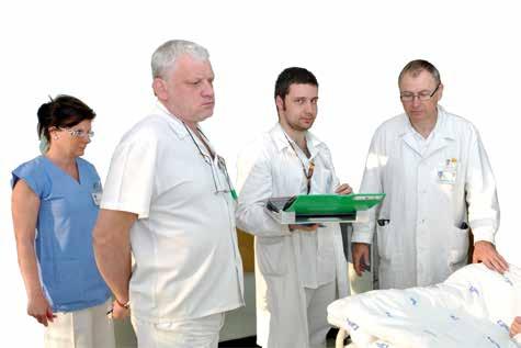 Ošetřovatelskou péčí jsou pověřeni nelékařští zdravotničtí pracovníci /NLZP/ (všeobecné sestry, zdravotničtí asistenti, sanitáři) s odborným vzděláním či specializací v oboru.