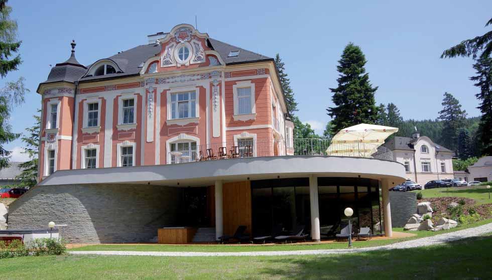 lifestyle epravo.cz Nový wellness hotel v Jeseníku! Regenhartova Villa s historickou duší opět ožívá Chcete si užít naprostou pohodu v podhůří Jeseníků? Klid, relaxaci a odpočinek?