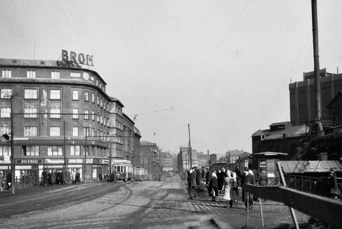 V roce 1908 byla dána do provozu Místní dráha Ostrava-Karviná, jejíž ostravská konečná stanice ležela na dnešním Smetanově náměstí, provoz na trati byl zrušen v